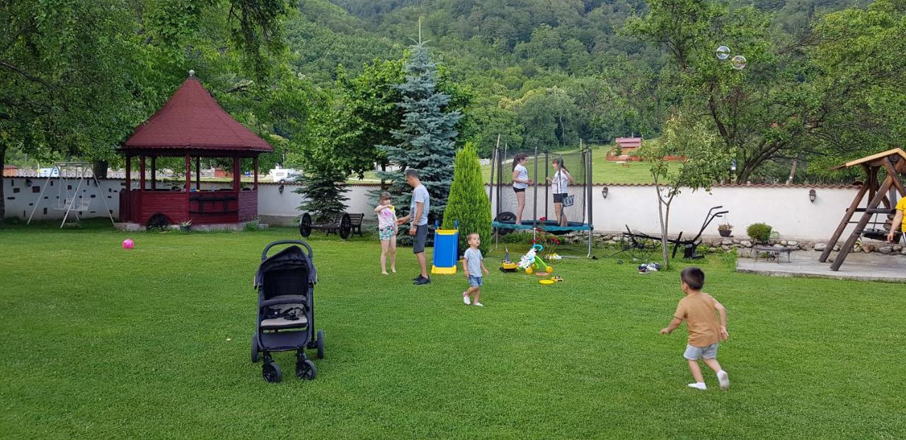 Pensiunea Miraj Polovragi Exterior foto
