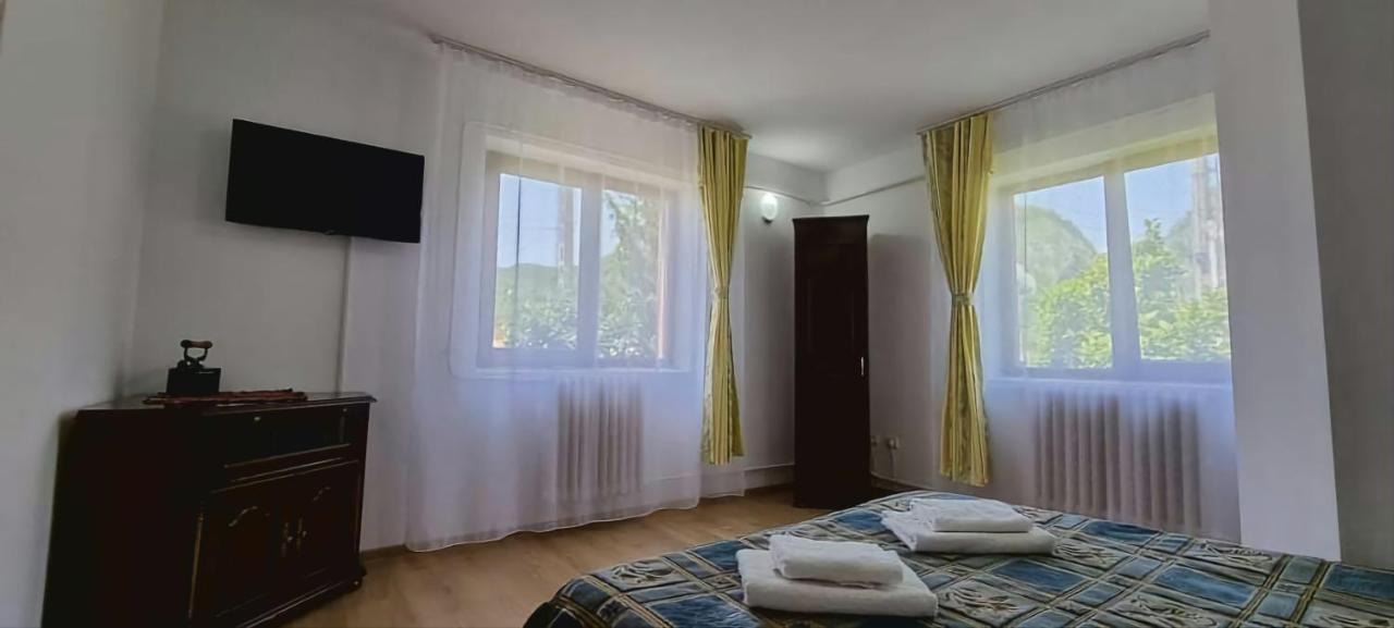 Pensiunea Miraj Polovragi Exterior foto