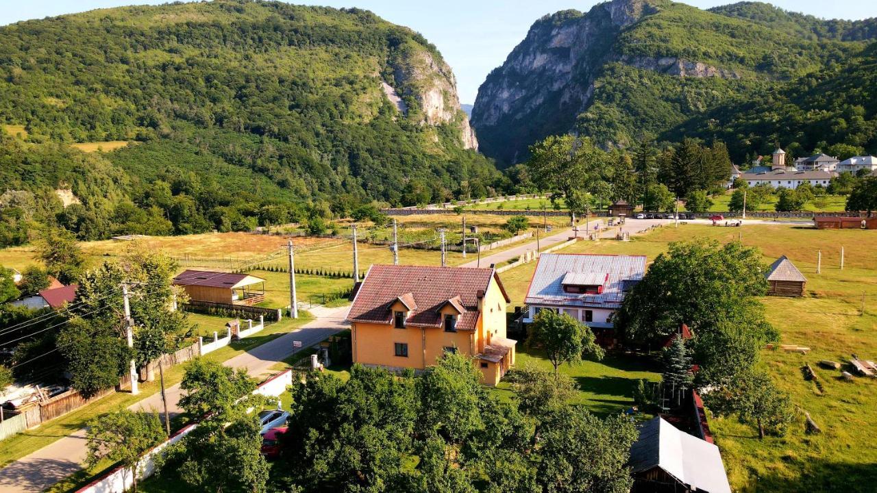 Pensiunea Miraj Polovragi Exterior foto