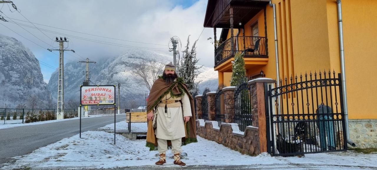 Pensiunea Miraj Polovragi Exterior foto