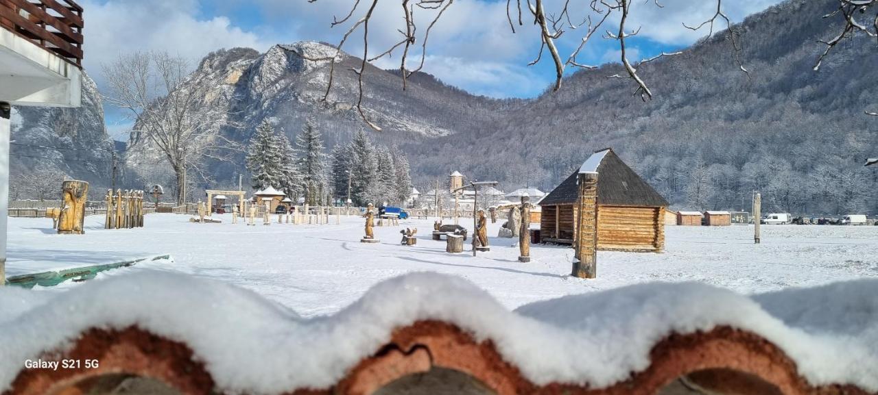 Pensiunea Miraj Polovragi Exterior foto